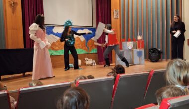 Els estudiants d’Educació Infantil inauguren la setmana de Sant Jordi amb una representació de contes