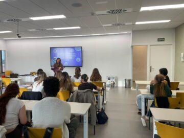 La Dra. Andrea de Carlos-Buján acerca la tecnología educativa al alumnado junto a Mireia Portero