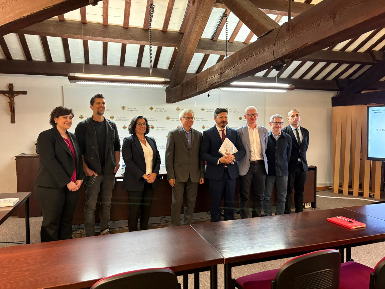 El nuevo doctor Yago Lavandeira junto a los miembros del tribunal y sus directores de tesis en el Salón de Grados de la Universitat CEU Abat Oliba.
