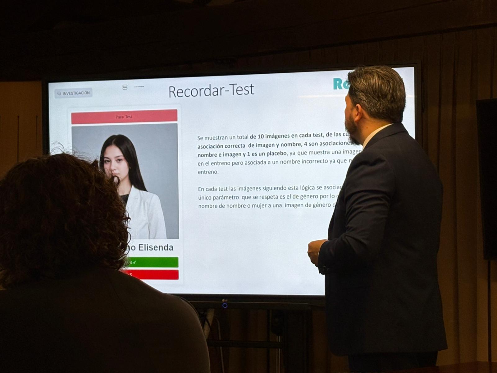 El profesor Yago Lavandeira presenta la interfaz de la aplicación Recordar-Test para la estimulación de memoria asociativa en personas con deterioro cognitivo.