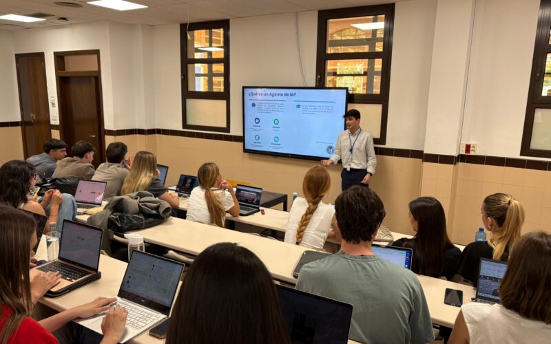Robert Artero explica qué es un Agente de IA en la pantalla del aula a los alumnos de Publicidad de la CEU UAO.
