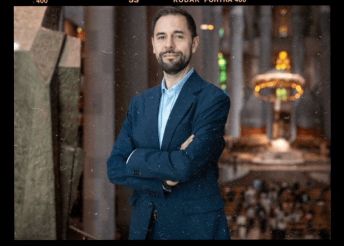Retrato de Xavi Purcallà, galardonado con el premio Andreu Barrabino en la edición de los GoliADs 2026, enmarcado con un diseño de película fotográfica.