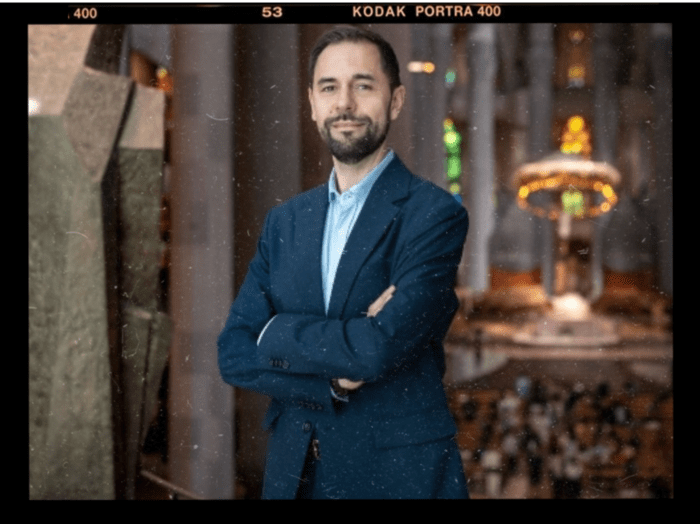 Retrato de Xavi Purcallà, galardonado con el premio Andreu Barrabino en la edición de los GoliADs 2026, enmarcado con un diseño de película fotográfica.