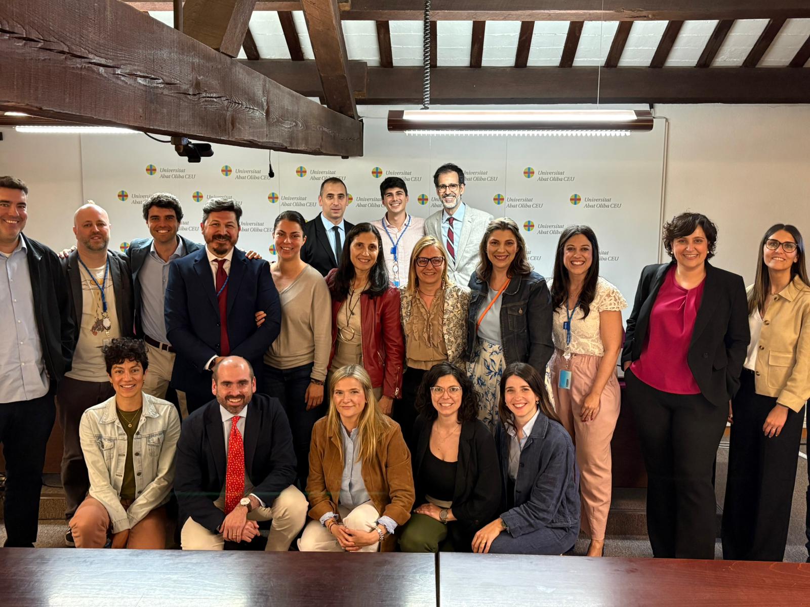 El profesor Yago Lavandeira posa sonriente junto a sus compañeros y colegas del Departamento de Comunicación de la Universitat Abat Oliba CEU tras la defensa de su tesis.