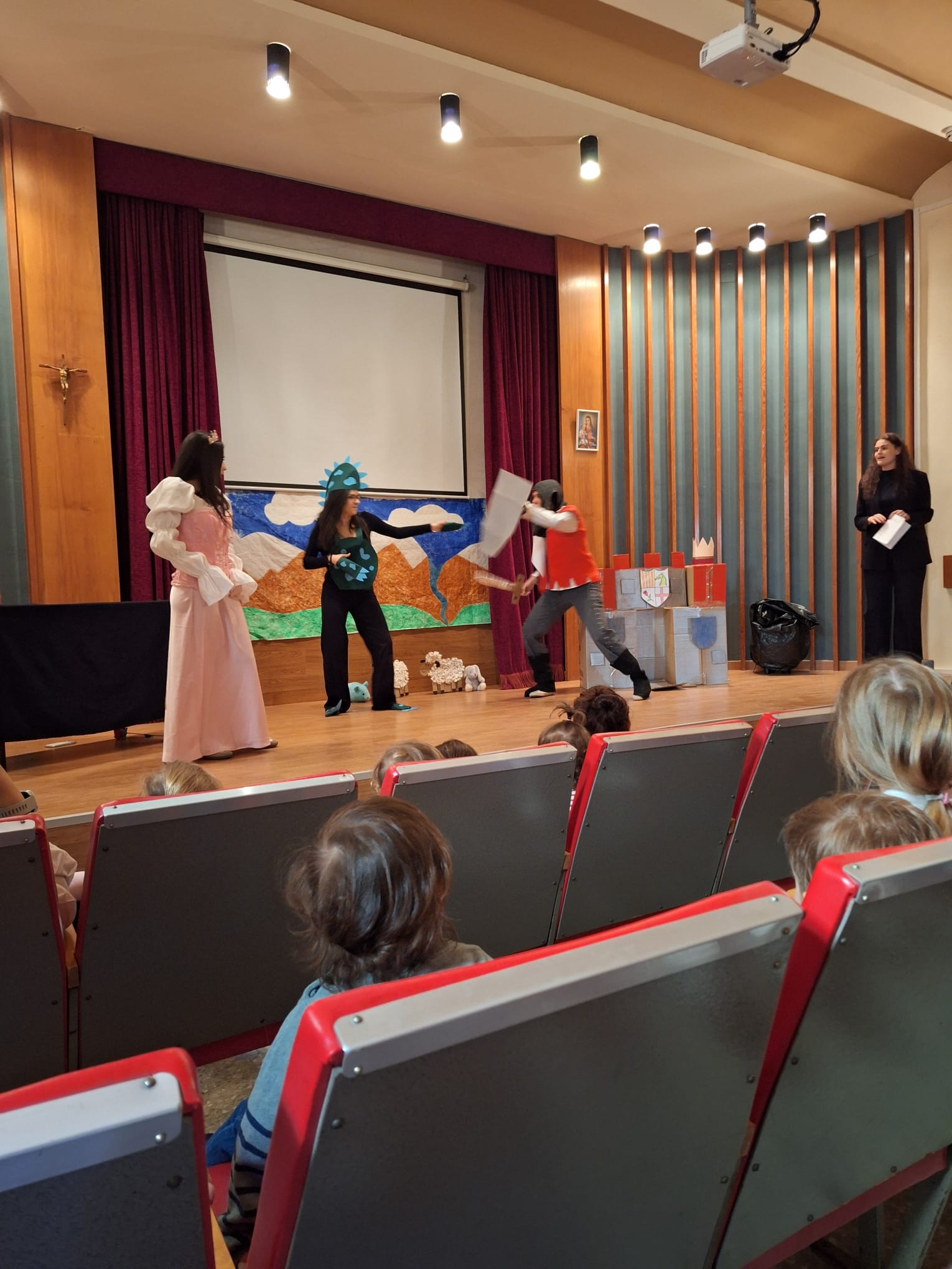 Els estudiants d’Educació Infantil inauguren la setmana de Sant Jordi amb una representació de contes