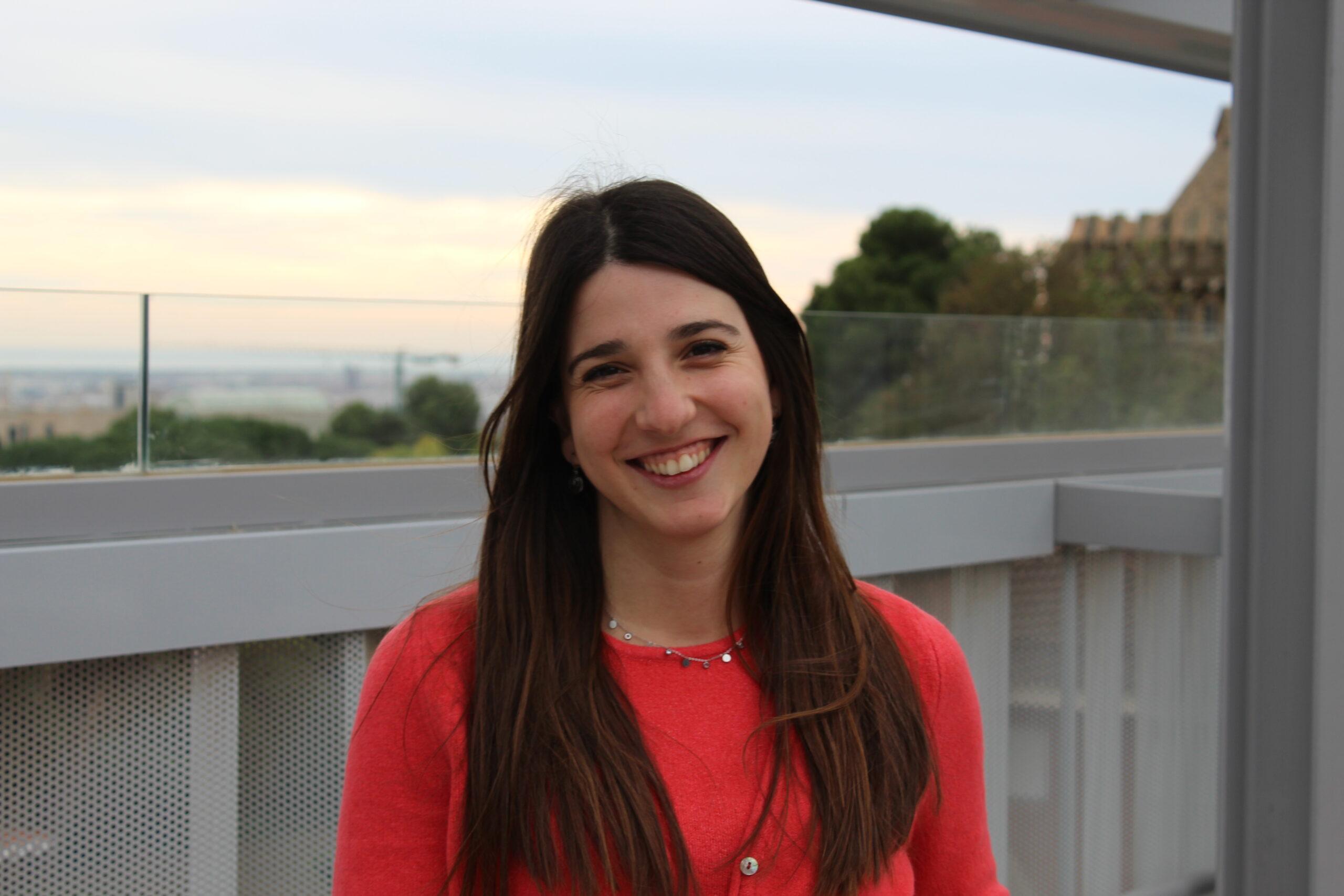 La Dra. Andrea de Carlos-Buján recibe una mención honorífica por su investigación sobre el humor en educación