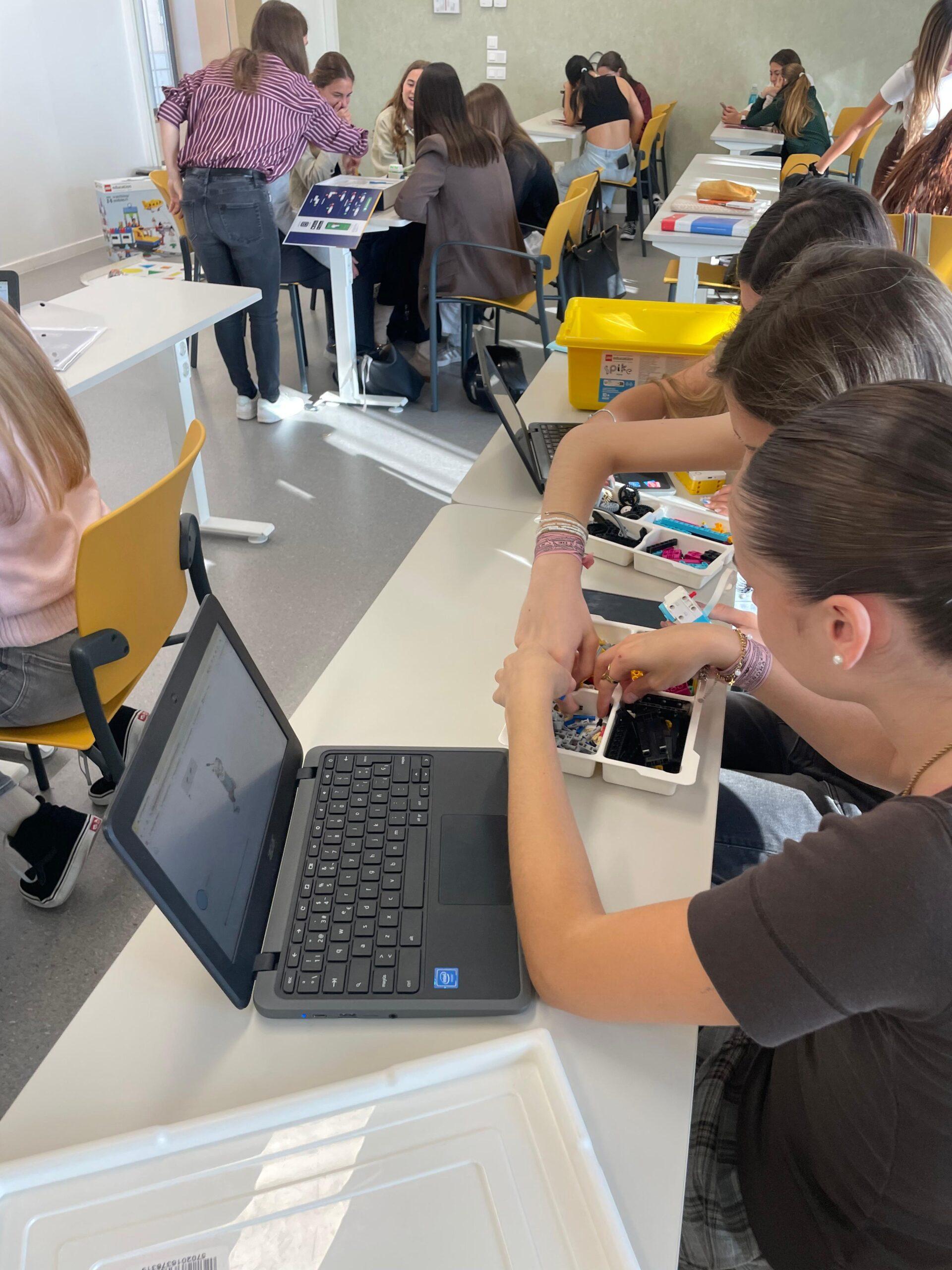 La Dra. Andrea de Carlos-Buján acerca la tecnología educativa al alumnado junto a Mireia Portero